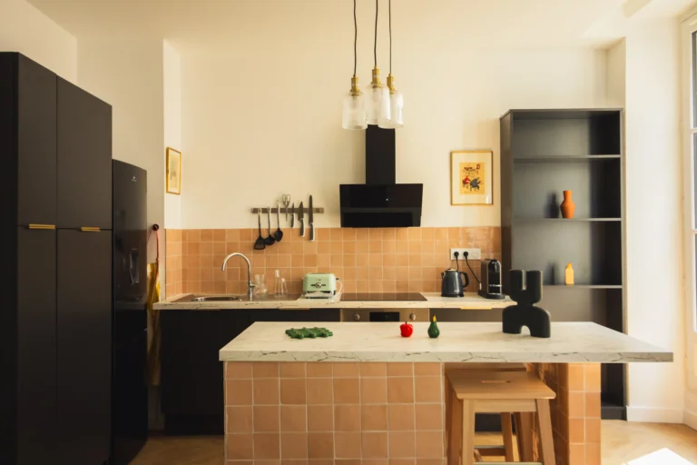 Renovated Apartment : Kitchen. Downtown Bordeaux, France