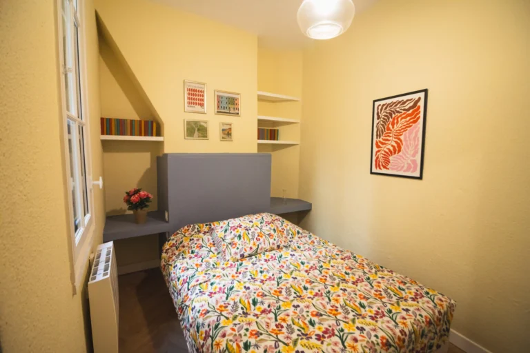 Renovated Apartment : Bedroom. Downtown Bordeaux, France